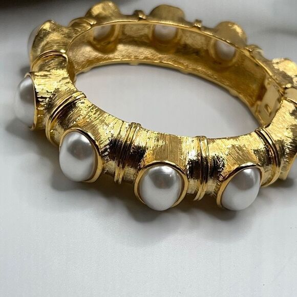 Gold, Crystal & Pearl Hinged Bangle Kenneth Jay Lane - Picture 7 of 11